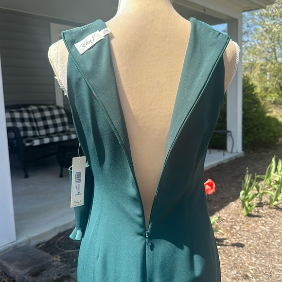 NWT: Eliza. J Stretch Crew Neck Sleeveless Cascading Ruffle Bow Gown - Picture 8 of 16